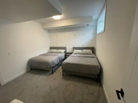 15 mins to Downtown Calgary and 2 mins drive to amenities. Отели рядом с достопримечательностью «Pearle Vision»