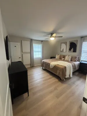 Stylish and cozy fully renovated 3BR house near shops and dining in Blytheville.