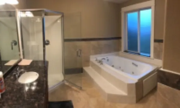 Spacious 5-bedroom house with AC, WiFi in charming Salem