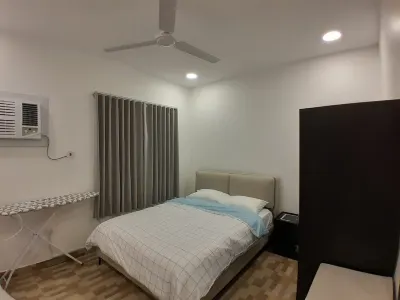 2-bedroom apartment in brilliant West Riffa with WiFi, AC فنادق في 