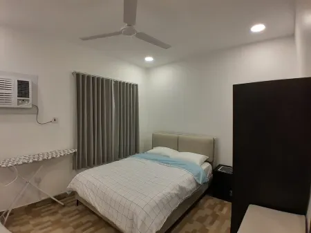 2-bedroom apartment in brilliant West Riffa with WiFi, AC Отели в г. Риффа