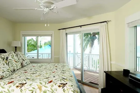 The Cottage at Rum Point Отели в г. Север Сайд