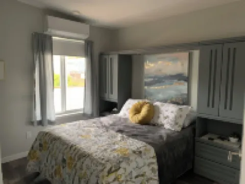 Fully appointed 2 bedroom carriage house in beautiful Penticton! Winter Rates!