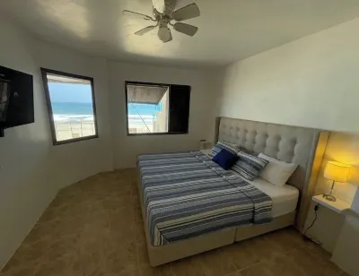 Spacious 4-bedroom house with WiFi, AC in welcoming Punta Sal  호텔