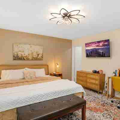 Stylish 3BR w/EV charger,Firepit, workspace,fast wifi,vinyl, near downtown Macon Rooms