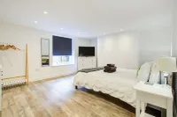 Luxury Beachside Apt | Sea View | Old Town Bars & Dining | Near Dreamland