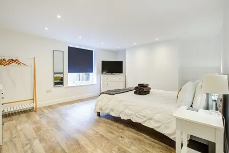 Luxury Beachside Apt | Sea View | Old Town Bars & Dining | Near Dreamland Отели рядом с достопримечательностью «Shell Grotto»