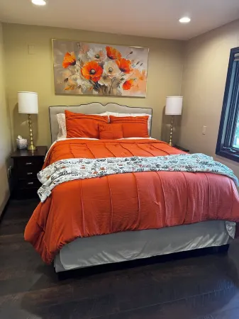 Beautiful sunsets from the Lakeside Suite, deck on Longmere Lake, Soldotna AK Отели в г. Стерлинг