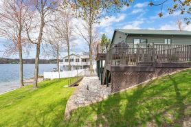 Beautiful 3-bedroom lake house with hot-tub, AC, WiFi in Hart, 8 mi from Dunes
