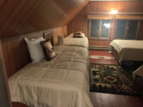 Cozy 3-bedroom chalet in lovely Bridgton 1/4 mile from pleasant mountain Skiing