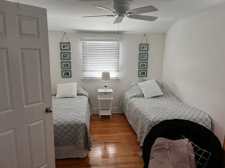 4-bedroom Waterfront house in Beach Haven West with WiFi, AC. Wash/ Dryer incl.