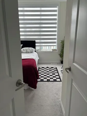 Cozy room . Modern home ( Share Bathroom) Отели рядом со станцией Oshawa Via Rail Station