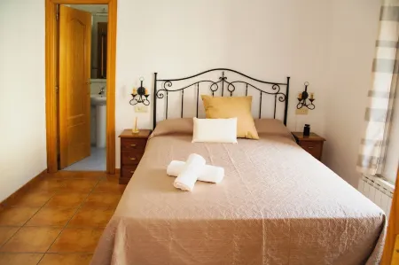 Rural House Señorío de Ves for 17 people with swimming pool, barbecue and leisure area. Отели в г. Рибера дель Хукар