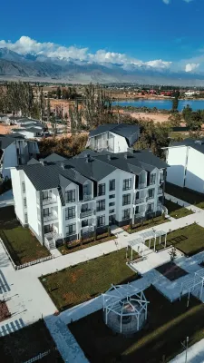 5 minutes to the beach! Family-sized condo with terrace  호텔