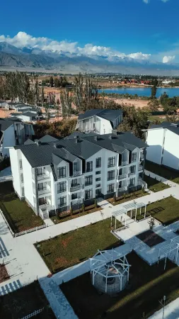 5 minutes to the beach! Family-sized condo with terrace