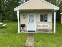 Cabin on main. Walking distance to all attractions Hotels in Cayuga County