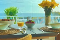 Spacious home with sea view, parking (EV garden Hotels in Mousehole