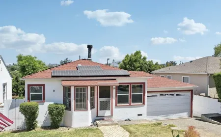 Charming 2-bedroom house with AC, Cozy Retreat with Mountain View