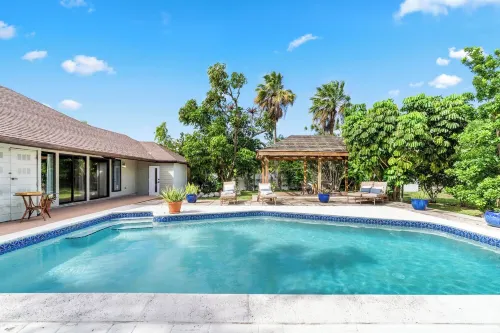 Sandalwood Escape - Luxury Family Villa Private Pool