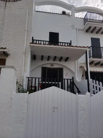 Casa Adosada con Piscina Comunitaria y Jardín a 5 Minutos en Coche de las Playas Отели в г. Торредембарра