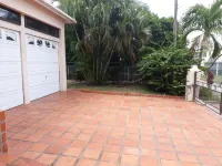 House, Splash Pool, 2 minutes walk from the Mullins beach. โรงแรมใน