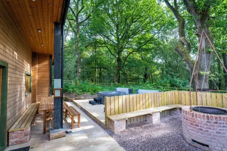 Throwley; woodland lodge for 14 with 2 hot tubs in the Staffordshire Moorlands