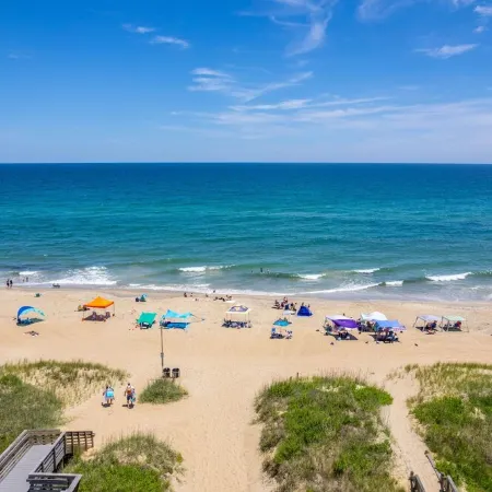 New Remodel! Walk to Beach. Private Heated Pool & Hot Tub. Fenced Yard. Dogs ok.