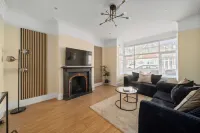 Stylish Modern 3 Bedroom Home in London with a Garden Các khách sạn ở Thornton Heath