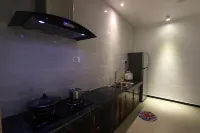 Tung's Tropika - with a wooden hut by a lake Hotels in Lahat