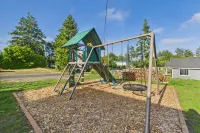 Playground/Hot Tub/Pets OK ~ Remodeled Retreat for 9