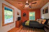 Renovated chalet just a walk down the hill to downtown Burnsville! Pet Friendly Hotel a Burnsville
