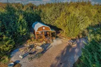 Tiny House Cabin with Loft. 2 Queen Beds with Child Sleeper