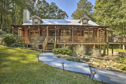 Serene Mableton Cabin - 13 Mi to Downtown Atlanta! - Bungalows
