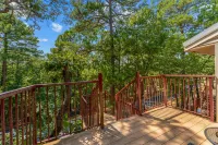 Charming Bungalow with Lake Access and Mini Golf - Inviting Escape فنادق في Lampe