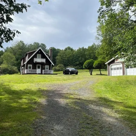 Private 5-Acre Farmhouse Retreat; Full Kitchen Fire Pit Office Pets OK BBQ WiFi