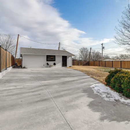 Central & Modern Studio w/ Workspace in Owasso!