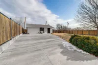 Central & Modern Studio w/ Workspace in Owasso! - Wifi