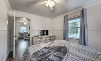 Waterfront Dunlap Cottage: Large Yard + Views