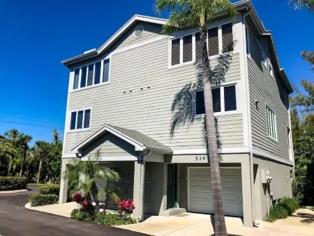 Updated Townhome, Secluded Beach + Pool