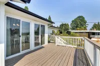 Serene Forest Grove Home w/ Deck & Stunning Views! - Wifi