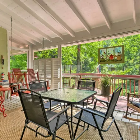 Smoky Mtn Cottage on Creek w/ Lanai & Forest Views Ξενοδοχεία στην πόλη Cowee