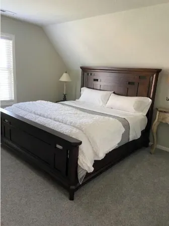 Relaxing loft retreat in historic European community Отели рядом с достопримечательностью «Колледж Сентрал»