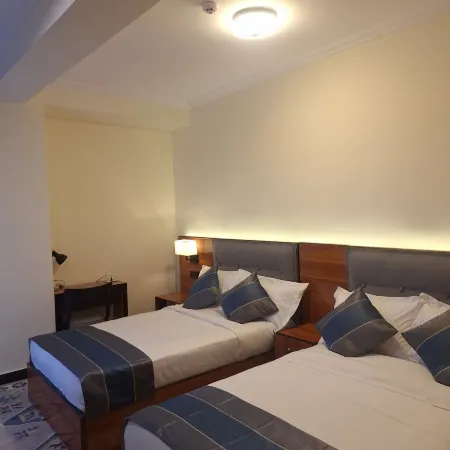 Point Central Hotel Отели рядом с достопримечательностью «Пьяцца»
