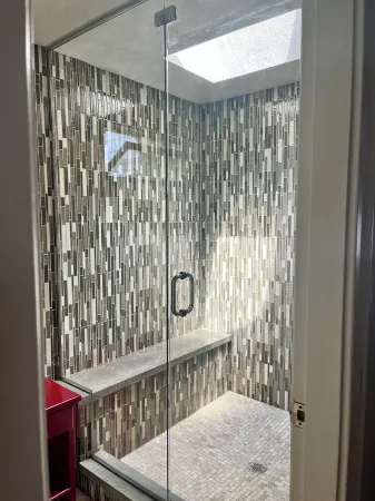 Spacious and private 2nd floor 2bed apartment in Yarmouth Village. Отели рядом с достопримечательностью «Ae Home»