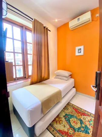 Cabin Hotel Bhayangkara Отели в г. Ngampilan