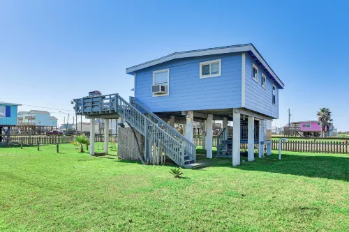1 Mi to Surfside Beach: BBQ-Ready Home in Freeport - WiFi