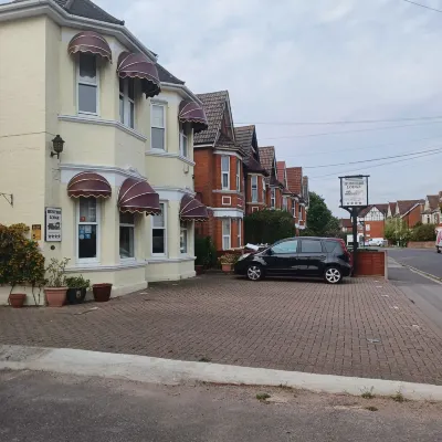 Hunters Lodge Guest House Hotels near University of Southampton Highfield Campus