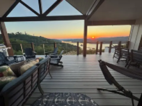 Panoramic Views! Luxury Lakeside & Mountain w Oversized Spa, Kayaks, & Sunset