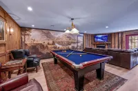Private and Spacious Cabin with Hot Tub, Pool Table and Arcade