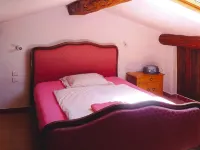 Cozy Noves Home with Pool Access Hotels in Noves